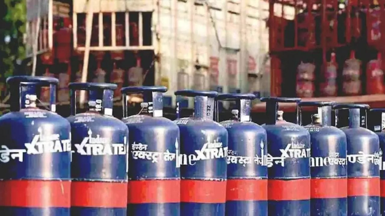 आज से महंगा हुआ कमर्शियल LPG सिलेंडर, क्या घरेलू गैस के भी बढ़े दाम?