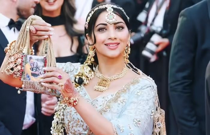 प्रेमानंद महाराज की फोटो को एक्सेसरी बनाने पर भड़के यूजर्स, अंजलि फोगाट के कान्स लुक पर उठे सवाल