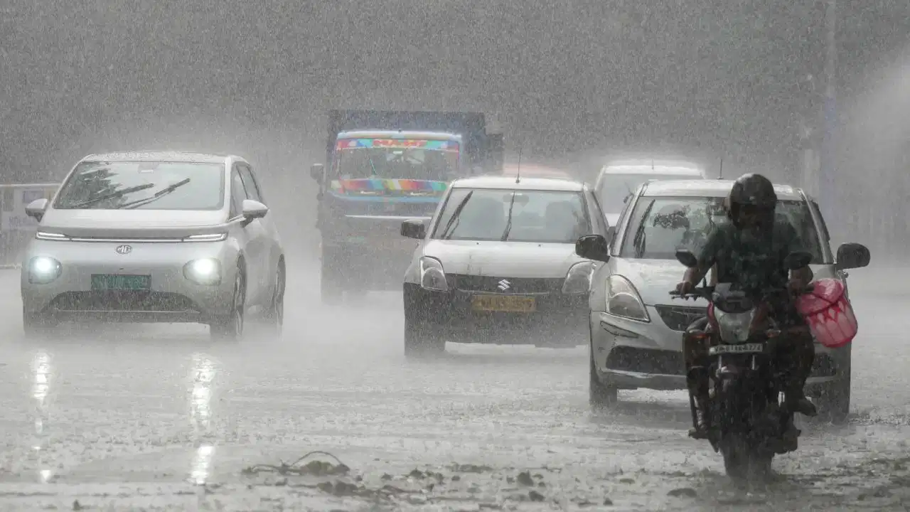 दिल्ली-NCR में मौसम ने ली करवट, धूल भरी आंधी के बाद बारिश से राहत