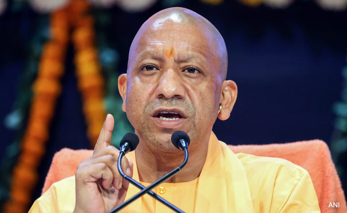 सीएम योगी की यूपी पुलिस को दो टूक…. ड्यूटी के दौरान रील बनाना अनुशासनहीनता, ऐसा काम न करें जिससे सिस्टम हंसी का पात्र बने