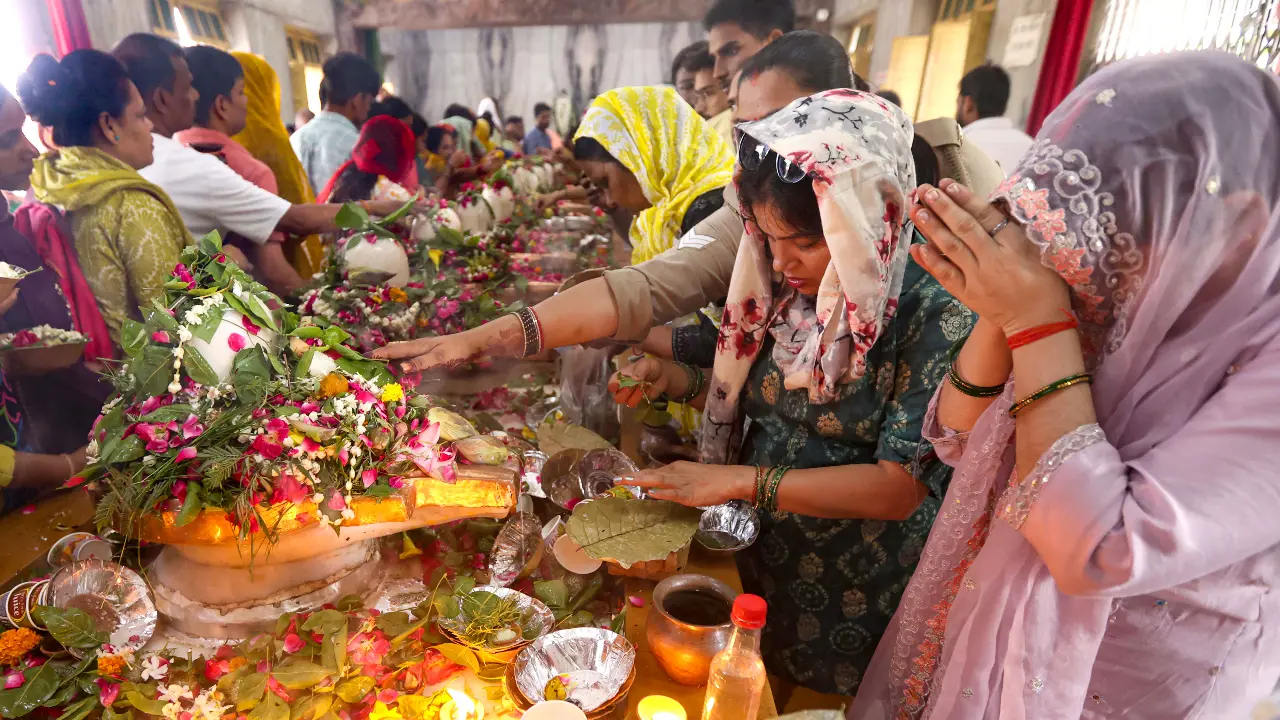 आषाढ़ मास का पावन महीना शुरू, जानें किन देवी-देवताओं की पूजा से दूर होंगी बाधाएं और मिलेगा शुभ फल?