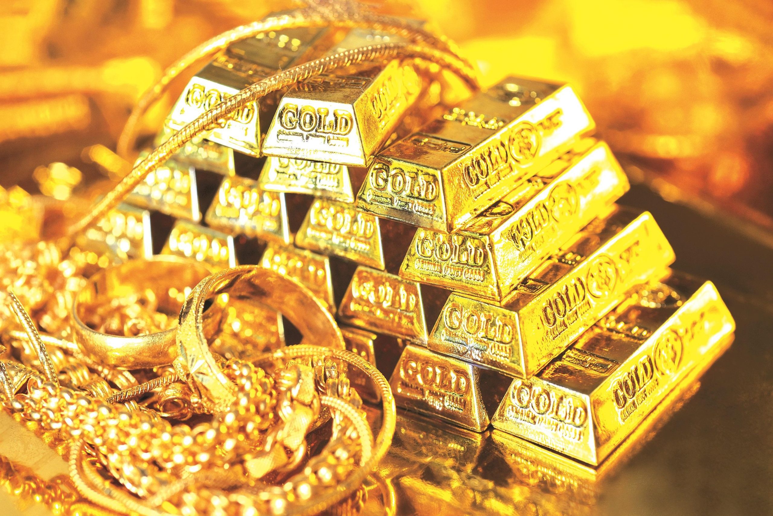 Gold Price Today: शेयर बाजार में गिरावट के बीच चमका सोना, 1 दिन में 10 ग्राम गोल्ड हुआ इतना महंगा