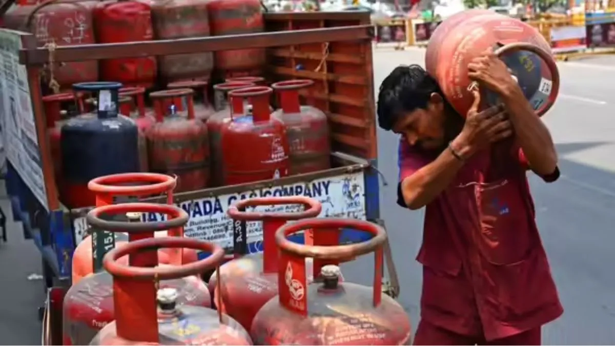 उज्ज्वला योजना के लाभार्थियों को झटका! अब साल में सिर्फ 4 LPG सिलेंडर पर मिलेगी सब्सिडी