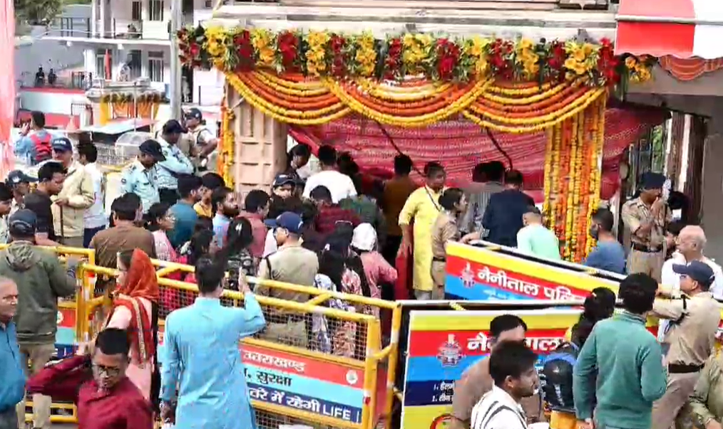 बाबा नीम करौली के दर्शन के लिए उमड़ा श्रद्धालुओं का सैलाब, देश-विदेश से पहुंचे हजारों भक्त, बंटा मालपुए का विशेष प्रसाद