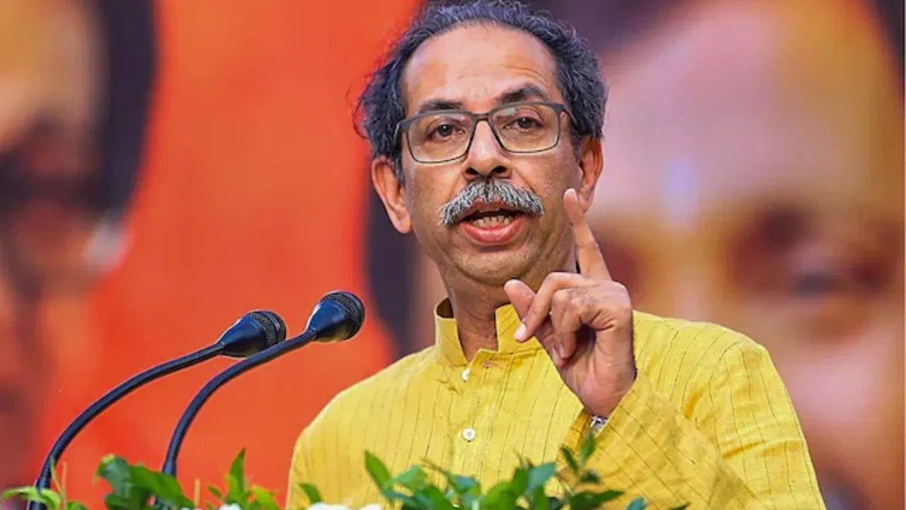 महाराष्ट्र में फिर ऑपरेशन की सुगबुगाहट, उद्धव ठाकरे ने मातोश्री पर बुलाई सांसदों की आपात बैठक, शिंदे गुट के दावे से मंचा हड़कंप
