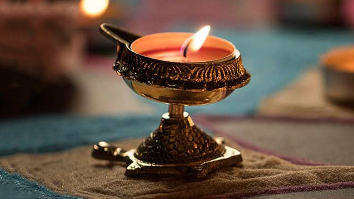 पूजा घर में कब जलाना चाहिए दीपक? जानिए सही समय, दिशा और धार्मिक नियम