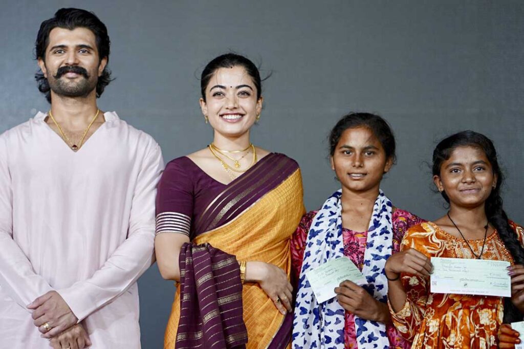 विजय देवरकोंडा और रश्मिका मंदाना ने 180 मेधावी छात्रों का बढ़ाया हौसला, दी स्कॉलरशिप