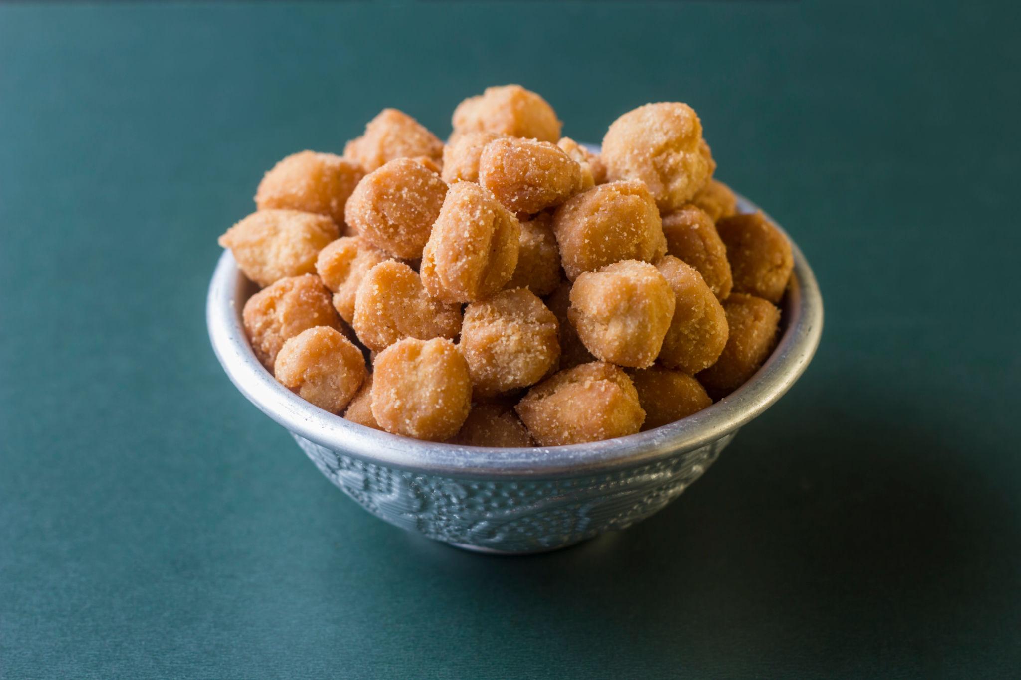 Shakkarpare Recipe: घर पर बनाएं खस्ता और कुरकुरे शकरपारे, स्वाद ऐसा कि बार-बार खाने का मन करे