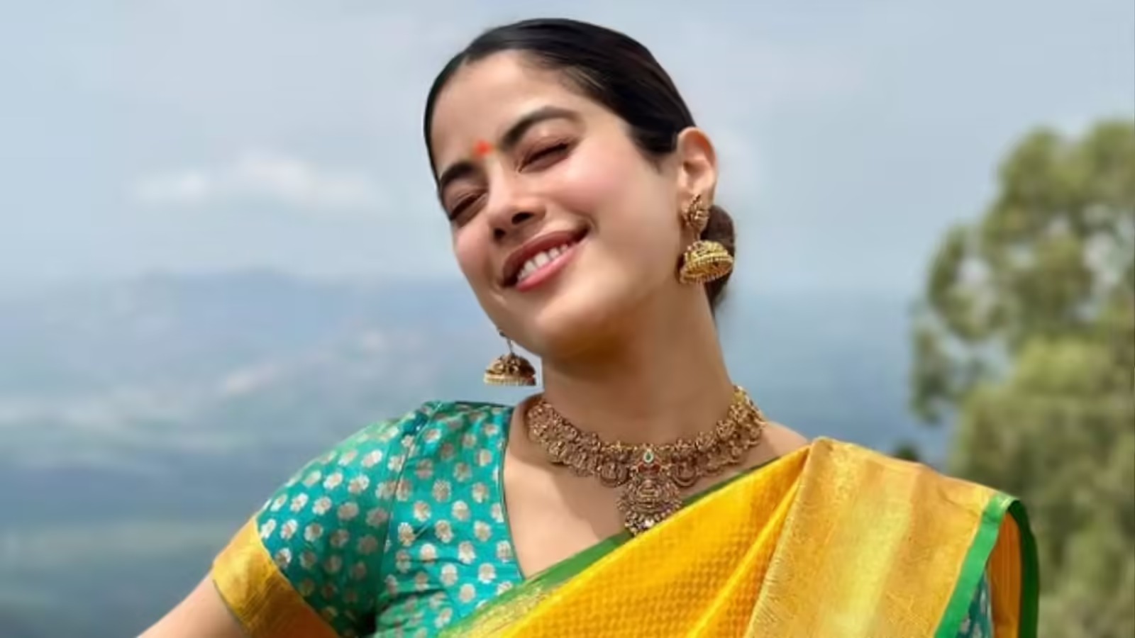 आस्था में डूबीं जाह्नवी कपूर, ‘पेद्दी’ रिलीज से पहले तिरुमाला मंदिर में टेकी माथा