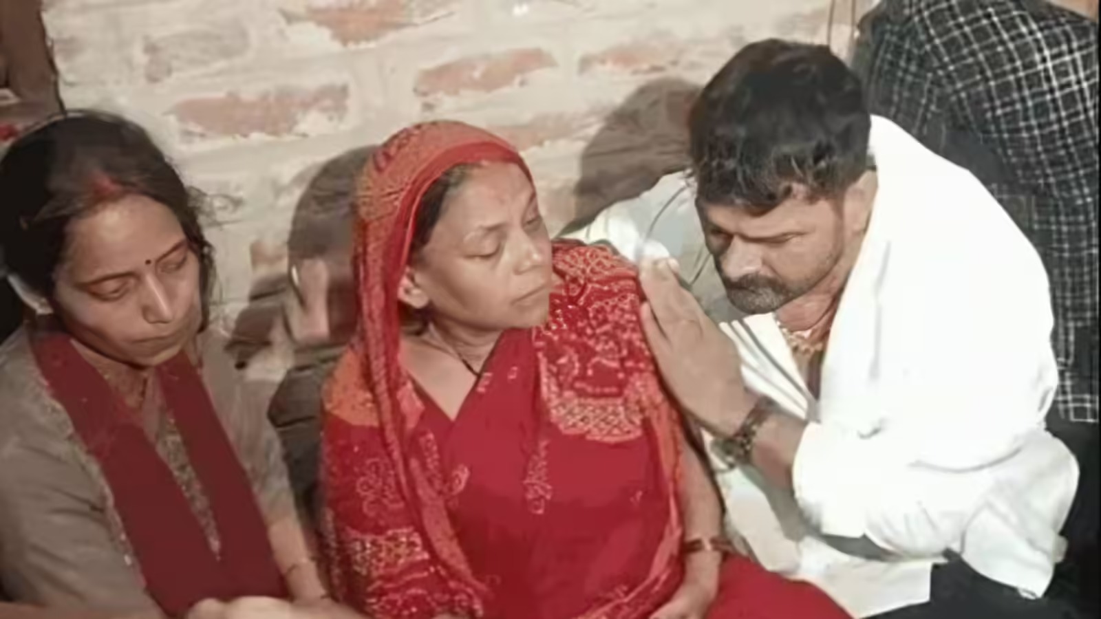 यहां के आंदोलन से कुछ नहीं होगा… भरत तिवारी के परिवार के साथ खेसारी लाल यादव