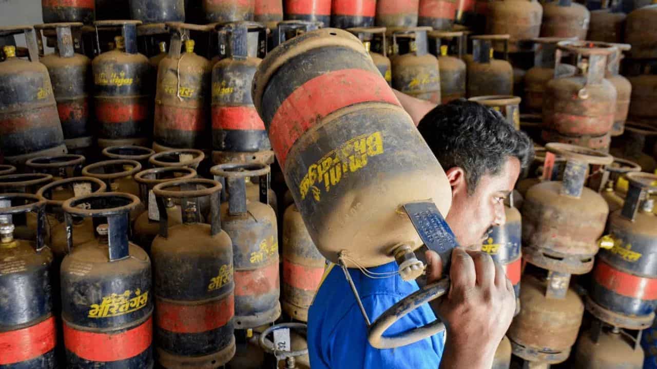 LPG सिलेंडर फिर हुआ महंगा, 19 किलो वाले कमर्शियल गैस सिलेंडर के दाम में लगातार 7वीं बार बढ़ोतरी