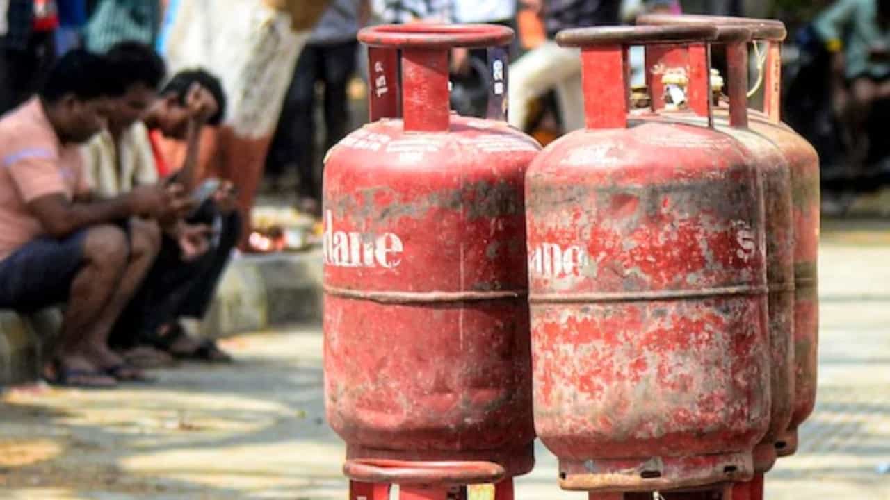 घरेलू एलपीजी सिलेंडर फिर महंगा, 29 रुपये की बढ़ोतरी से उपभोक्ताओं पर बढ़ा बोझ