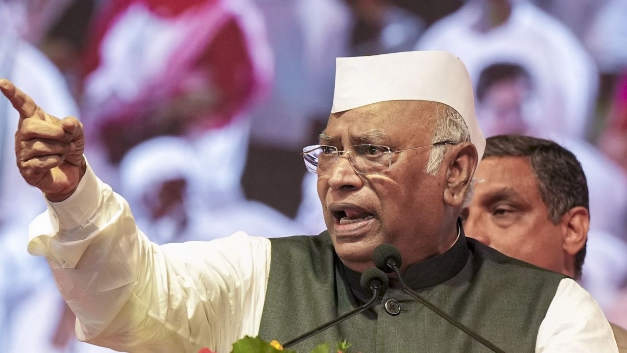 मंच पर भड़के खरगे, अपने ही कार्यकर्ताओं को लगाई फटकार