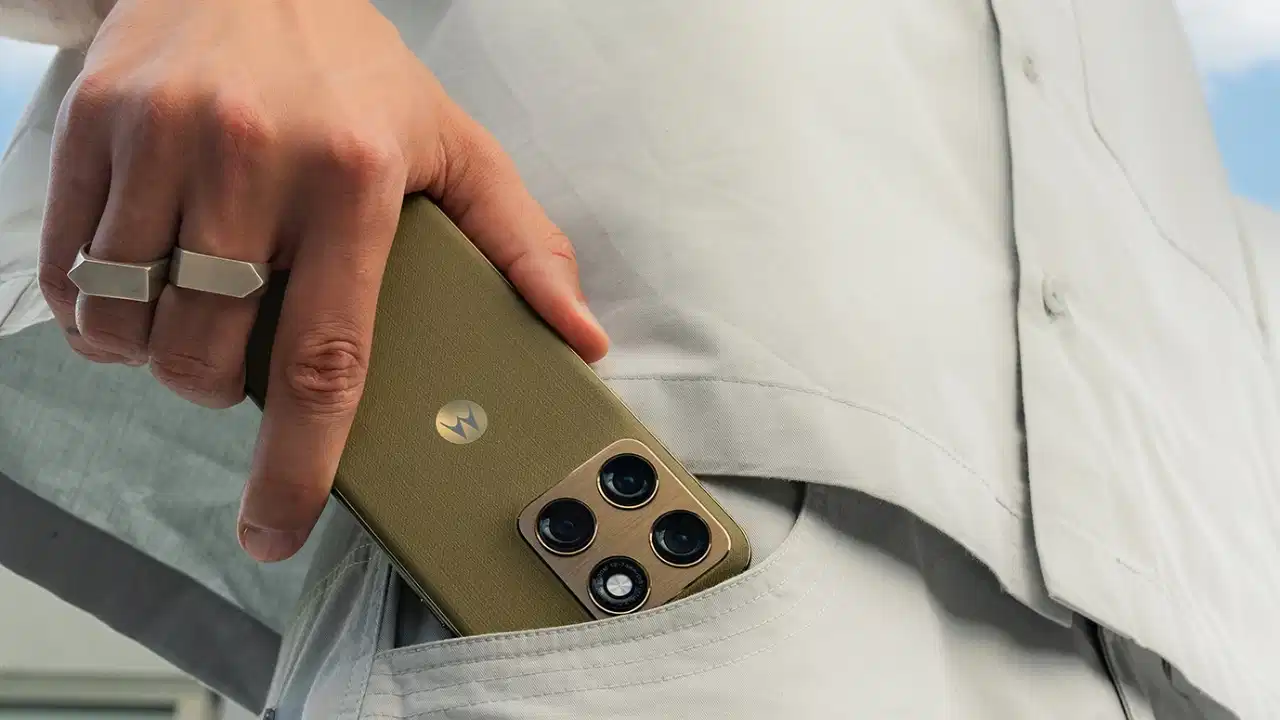 Motorola Edge 2026 लॉन्च: मिलिट्री ग्रेड मजबूती, 50MP कैमरा और 5000mAh बैटरी के साथ आया नया स्मार्टफोन, जानिए कितनी है कीमत