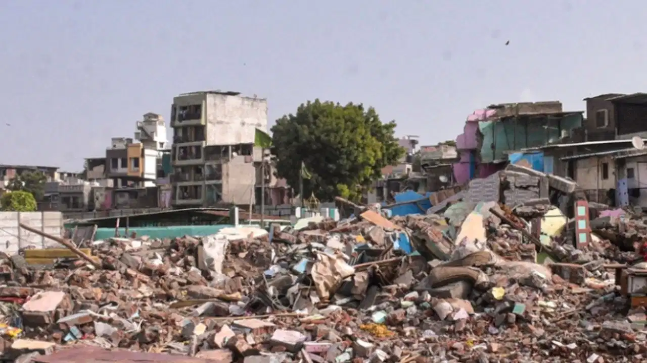 सूरत में 100 से ज्यादा झुग्गियां ध्वस्त, जिम्मेदारी लेने को तैयार नहीं कोई विभाग, मामला पहुंचा हाई कोर्ट