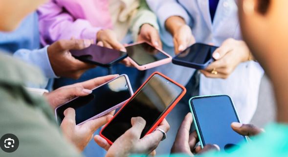 Smartphone Survey 2026: फोन खरीदते समय AI से ज्यादा ब्रांड पर भरोसे को दे रहे लोग अहमियत
