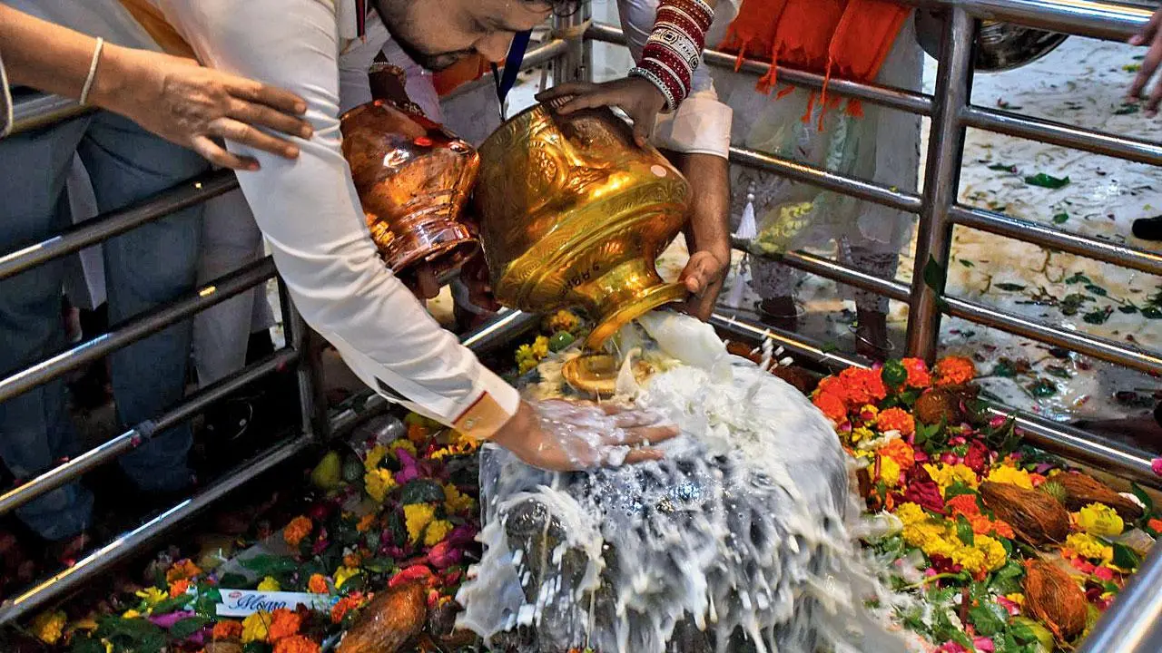 सोमवार को शिवलिंग का जलाभिषेक कैसे करें? जानें सही विधि, पूजा सामग्री और किन चीजों से करें परहेज