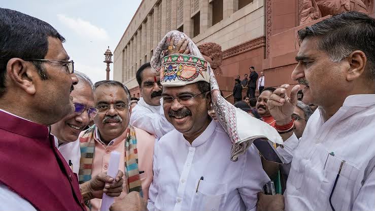 लाखों छात्रों के भविष्य की बर्बादी का जश्न…. धर्मेंद्र प्रधान के स्वागत पर राहुल गांधी का हमला