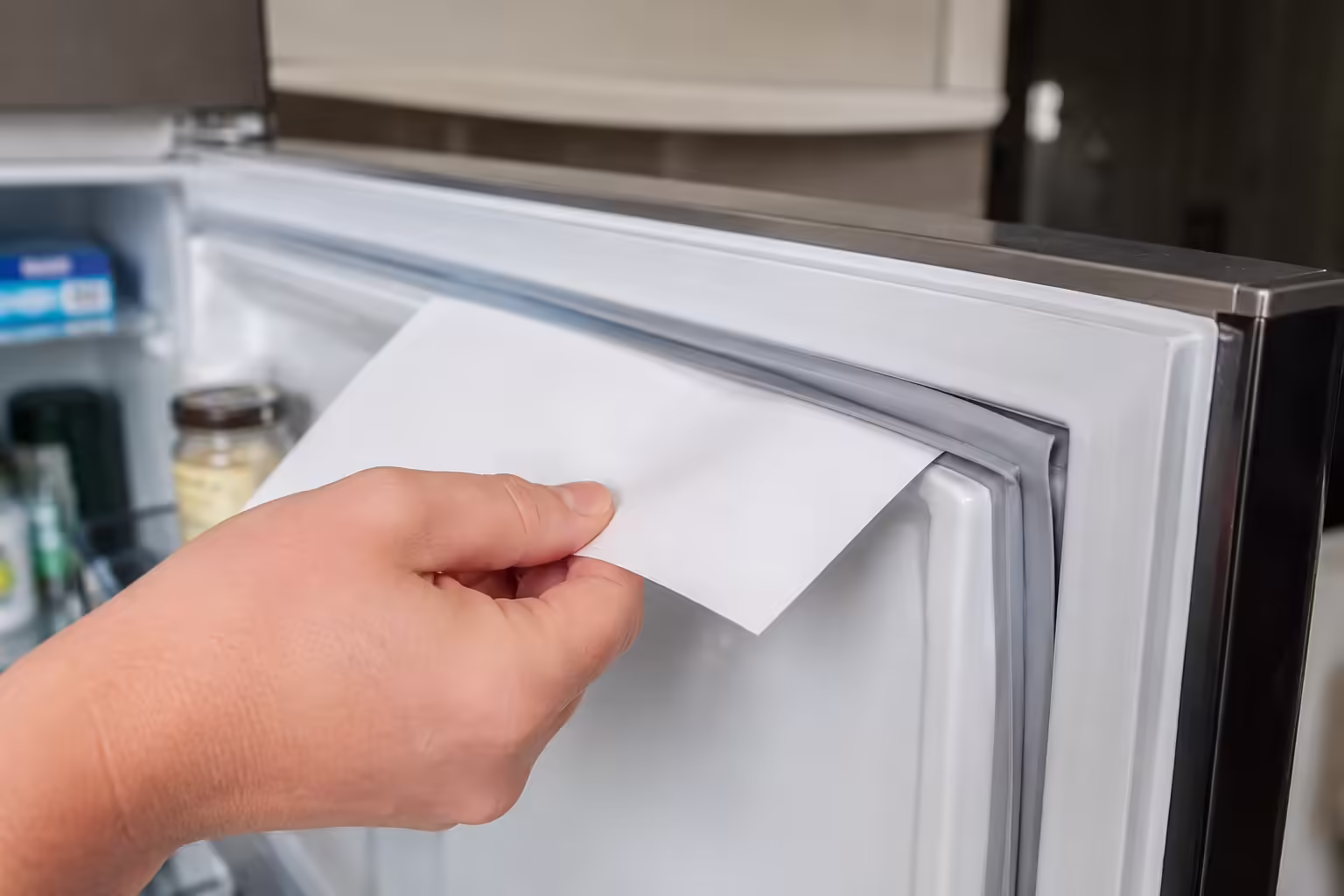 Fridge Tips: गर्मी में फ्रिज में A4 साइज पेपर रखने की क्यों दी जाती है सलाह? जानें आसान टेस्ट और वजह