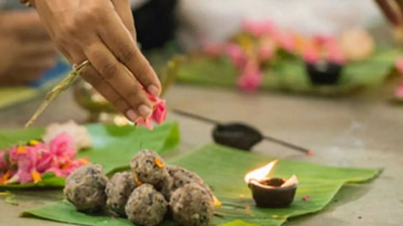Garuda Purana: क्या बेटी कर सकती है माता-पिता का श्राद्ध? जानिए गरुड़ पुराण और धार्मिक मान्यताओं में क्या कहा गया है