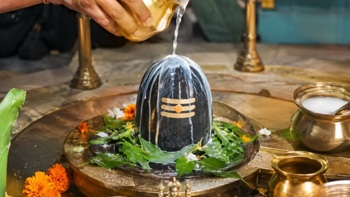 Shivling Abhishek Rules: सावन में शिवलिंग पर सबसे पहले क्या चढ़ाएं? जानिए जल, दूध और पंचामृत का सही क्रम