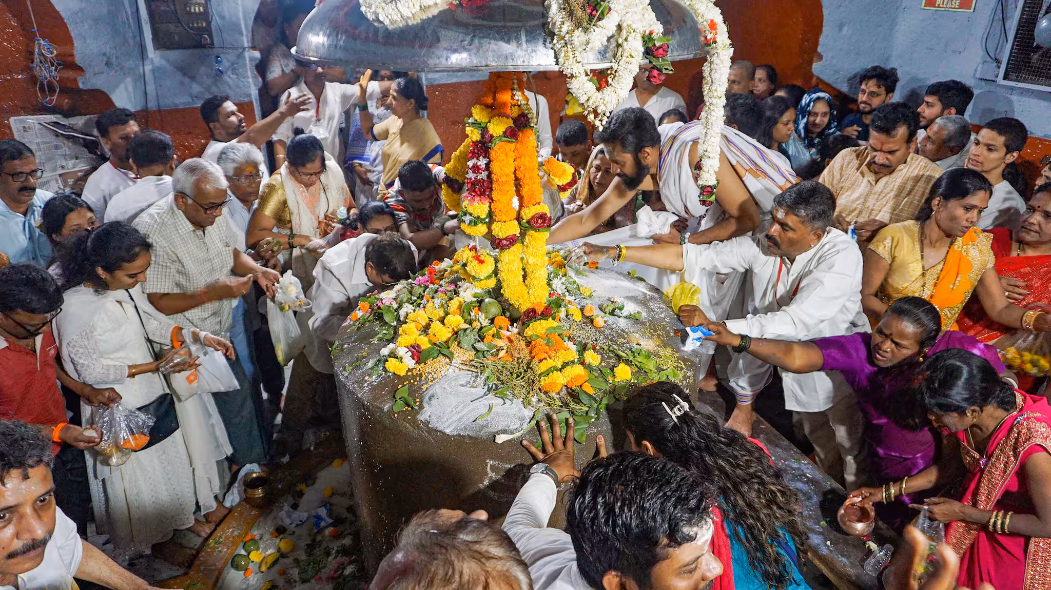 Sawan 2026: सावन से पहले घर लाएं ये 6 शुभ चीजें, भोलेनाथ के साथ बरसेगी मां लक्ष्मी की कृपा!