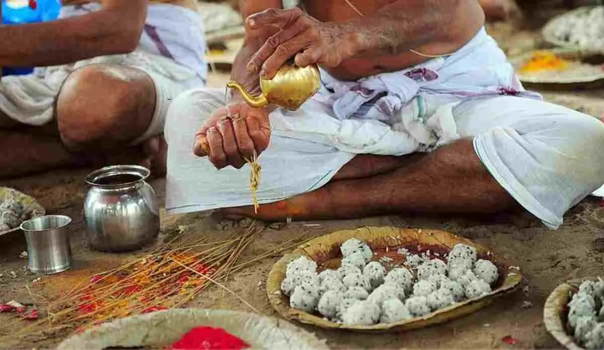 Ashadha Amavasya 2026: आषाढ़ अमावस्या पर कब करें पितृ पूजा? जानें शुभ मुहूर्त, तर्पण का समय और पूजा विधि
