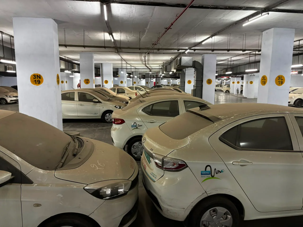 आम लोगों को EV गाड़ियां अपनाने की सलाह, लेकिन सरकारी इलेक्ट्रिक वाहन खुद फांक रहे धूल