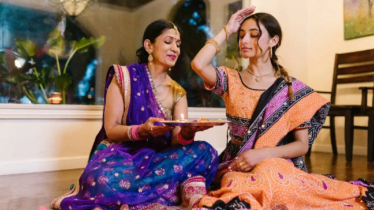 Hariyali Teej 2026: क्यों रखा जाता है हरियाली तीज का व्रत, जानें किसने सबसे पहले किया था इसका पालन?