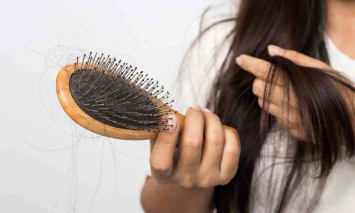 Hair Fall Problem: लगातार झड़ रहे हैं बाल तो हो सकती है जिंक की कमी, जानें लक्षण और बचाव के तरीके