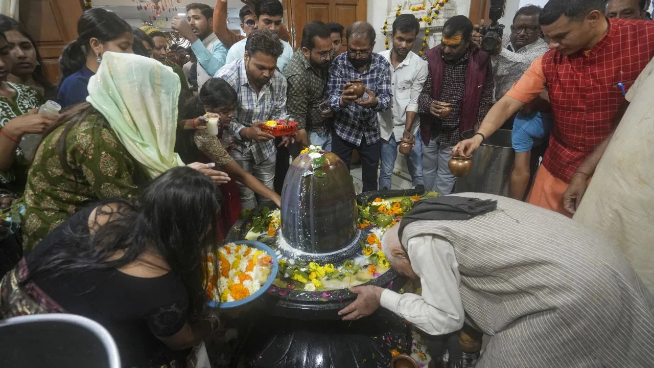 सावन में ऐसे करें भोलेनाथ का जलाभिषेक, पूरी होंगी मनोकामनाएं! जानें सही विधि और जरूरी नियम