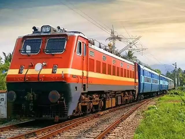 कंफर्म सीट पर कब्जा कर बैठा TTE, यात्री से की बदसलूकी, रेलवे पर लगा 53 हजार रुपये का जुर्माना
