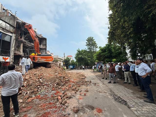 अलीगंज अग्निकांड के बाद LDA का बड़ा एक्शन, बिल्डिंग गिराने का खर्च मालिक से वसूला जाएगा