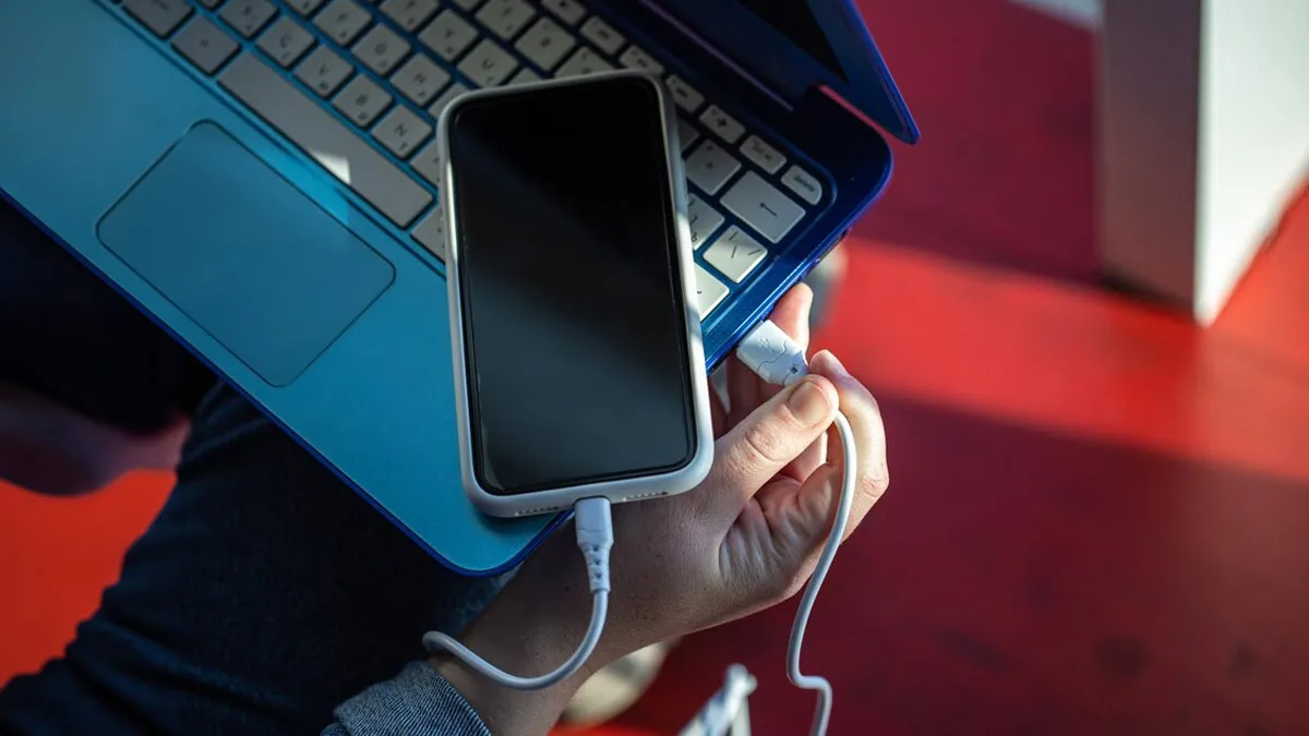 Laptop से Phone चार्ज करना कितना सुरक्षित? जानिए कब है सही और कब बढ़ सकता है डेटा चोरी का खतरा