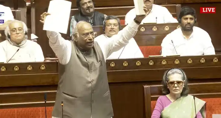 राज्यसभा में खरगे की ‘मनुस्मृति’ टिप्पणी पर बवाल, सभापति ने रिकॉर्ड से हटाने के दिए निर्देश