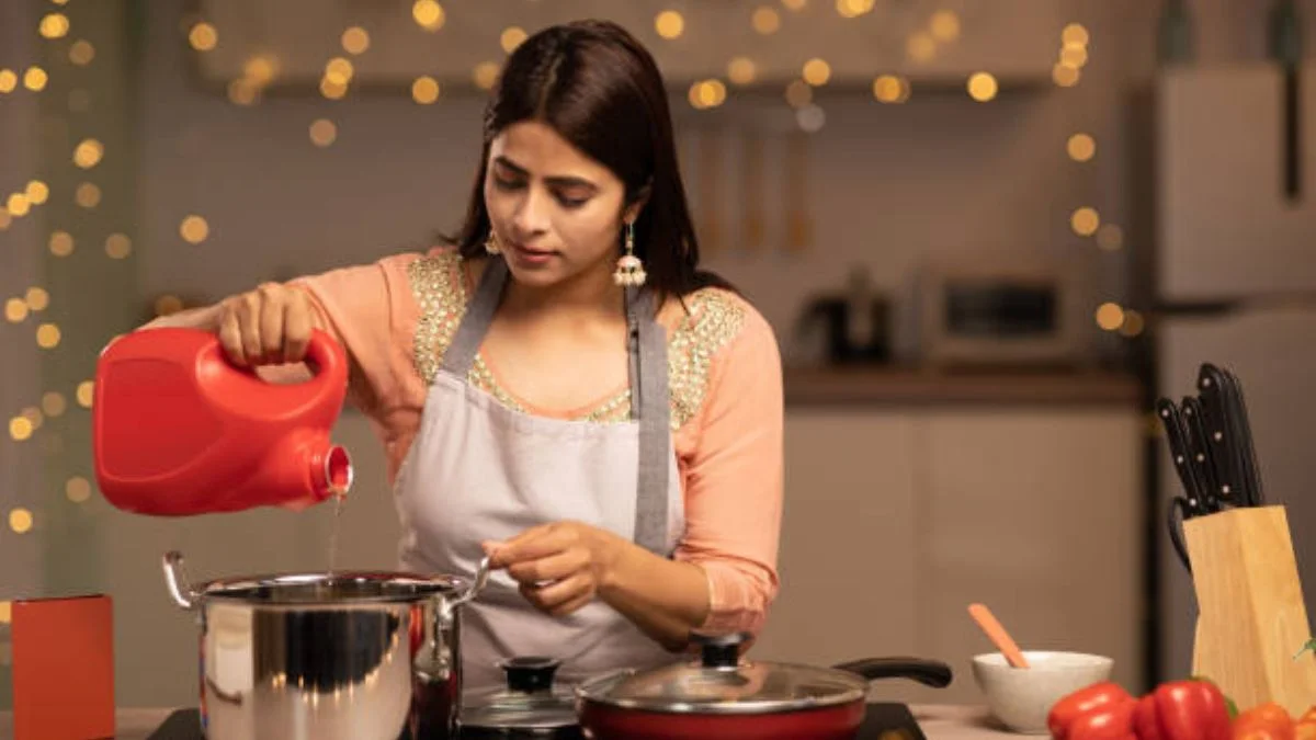 क्या बिना स्नान भोजन बनाना सही है? जानें रसोई की पवित्रता से जुड़े धार्मिक नियम