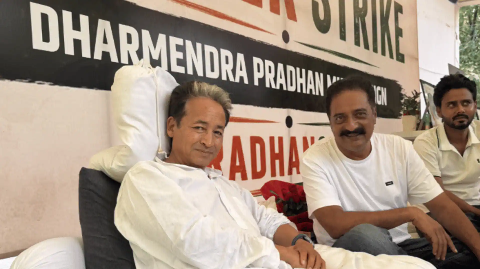 सोनम वांगचुक को अनशन से हटाए जाने पर भड़की फिल्म इंडस्ट्री, विशाल ददलानी और प्रकाश राज ने उठाए सवाल