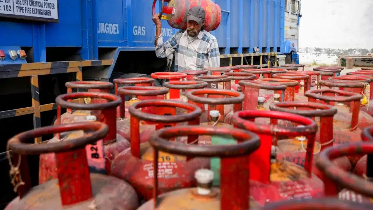 LPG सब्सिडी पर बढ़ा ₹1 लाख करोड़ का बोझ, क्या बढ़ेंगे गैस सिलेंडर के दाम?