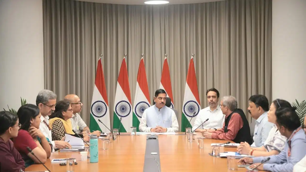 धर्मेंद्र प्रधान के बाद प्रह्लाद जोशी ने संभाली शिक्षा मंत्रालय की कमान, PM मोदी का जताया आभार