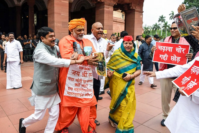 Pappu Yadav News: संसद परिसर का ‘साधु अवतार’ पड़ा भारी! पप्पू यादव के खिलाफ दिल्ली में शिकायत