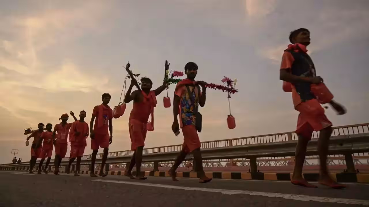 First-Time Kanwar Yatra Rules: कांवड़ यात्रा पर पहली बार जा रहे हैं? महादेव के भक्त इन जरूरी बातों का रखें ध्यान