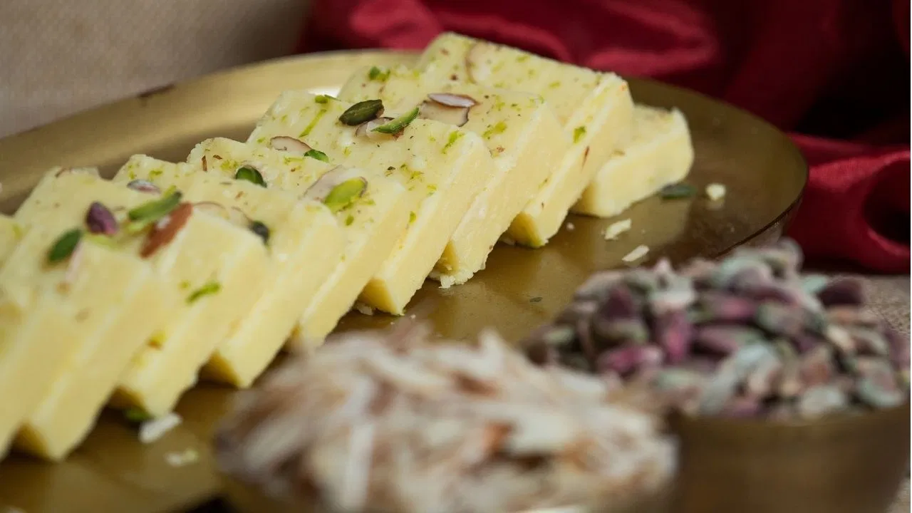 Raksha Bandhan Special Sweet: न गैस, न झंझट… राखी पर सिर्फ 2 चीजों से तैयार करें भाई की फेवरेट बर्फी