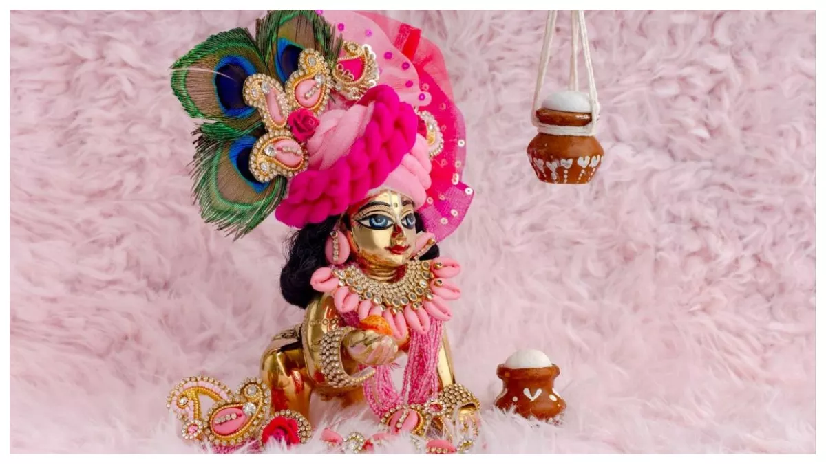 सावन में लड्डू गोपाल की सेवा के बदल जाते हैं नियम, पूजा के दौरान इन गलतियों से बचें