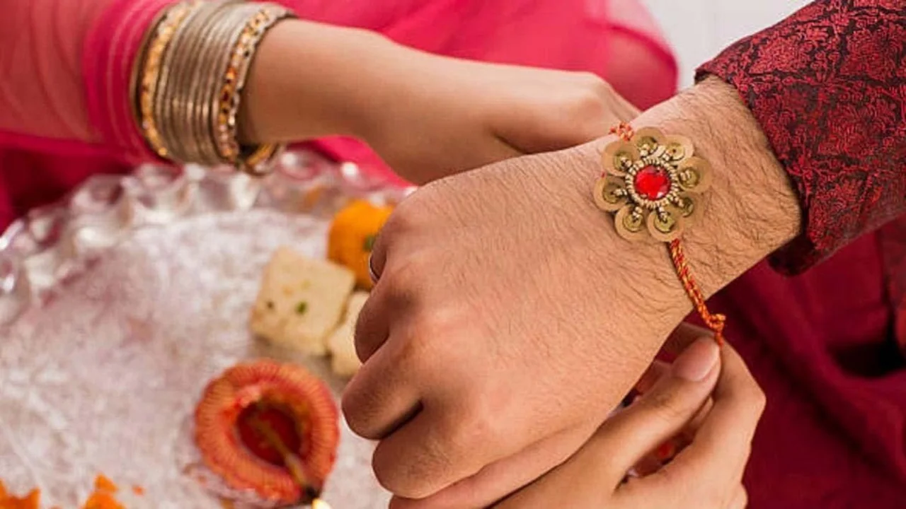 Raksha Bandhan 2026: सुबह, दोपहर या शाम… जानें राखी बांधने का सबसे शुभ समय