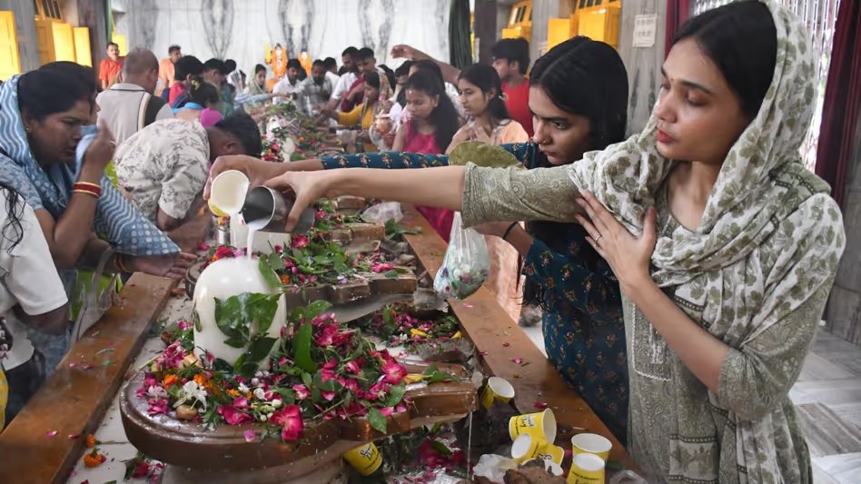 Sawan 2026: आज है सावन का दूसरा सोमवार, महादेव को इन चीजों से करें जलाभिषेक, पूरी होंगी मनोकामनाएं!