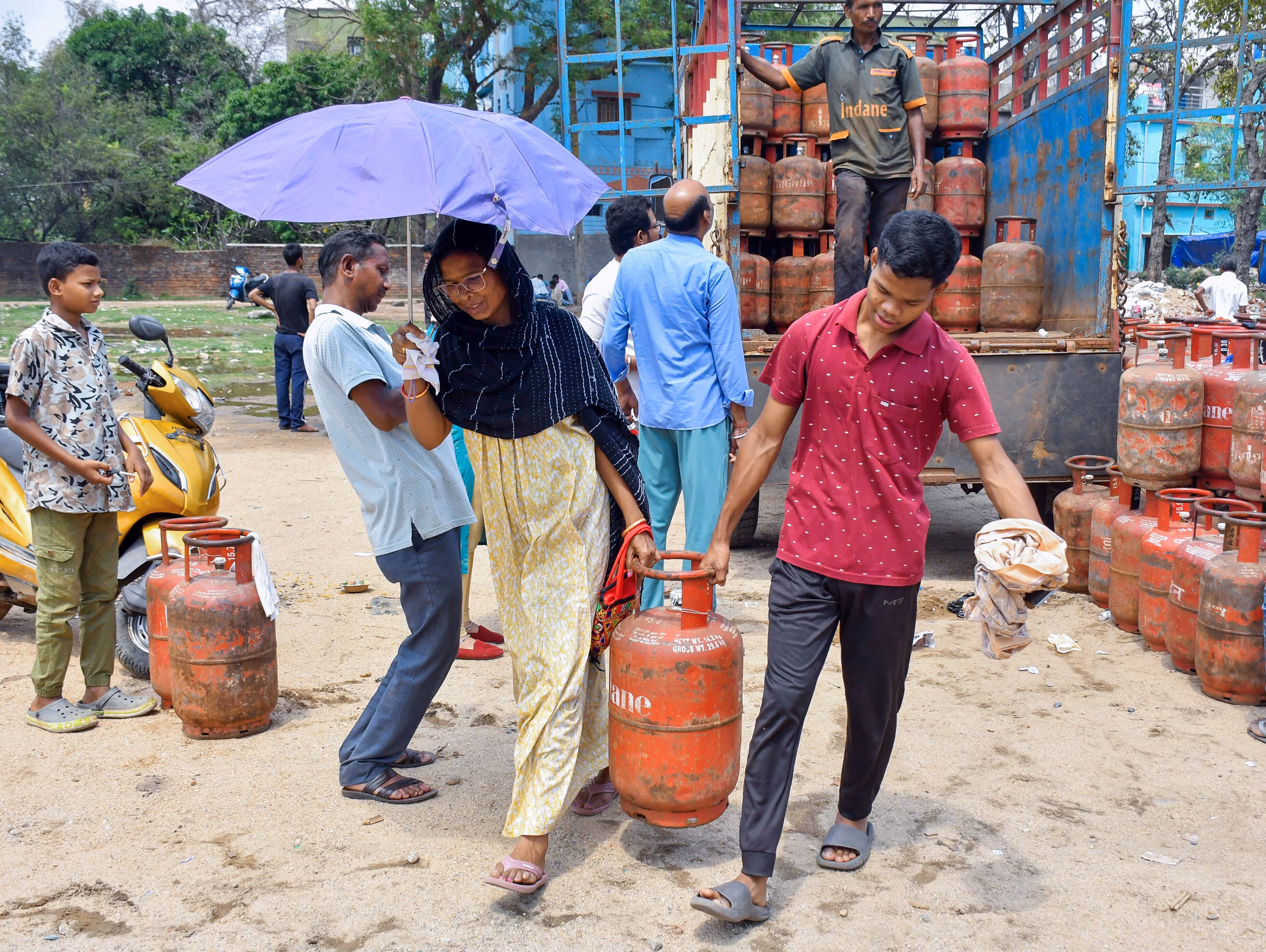 LPG Supply: रसोई गैस की सप्लाई पर नहीं आएगा संकट! सरकार का बड़ा प्लान, 21 कंपनियों को मिला 63,810 टन का टारगेट