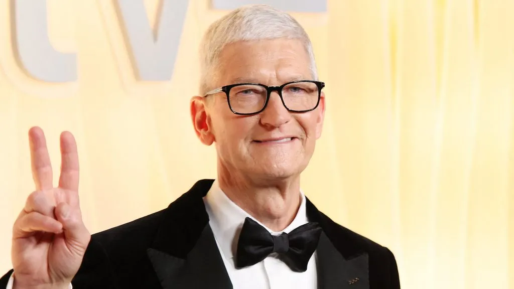 Apple के CEO पद से Tim Cook की विदाई, जानिए अब किसके हाथ में होगी कंपनी की कमान