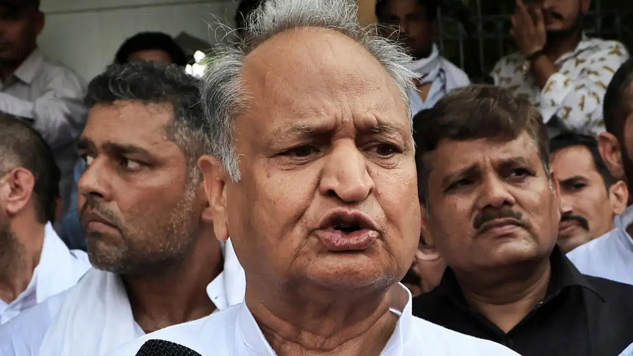 राजस्थान की 37 में से 21 योजनाओं पर नहीं हुआ खर्च, गहलोत ने BJP सरकार को घेरा