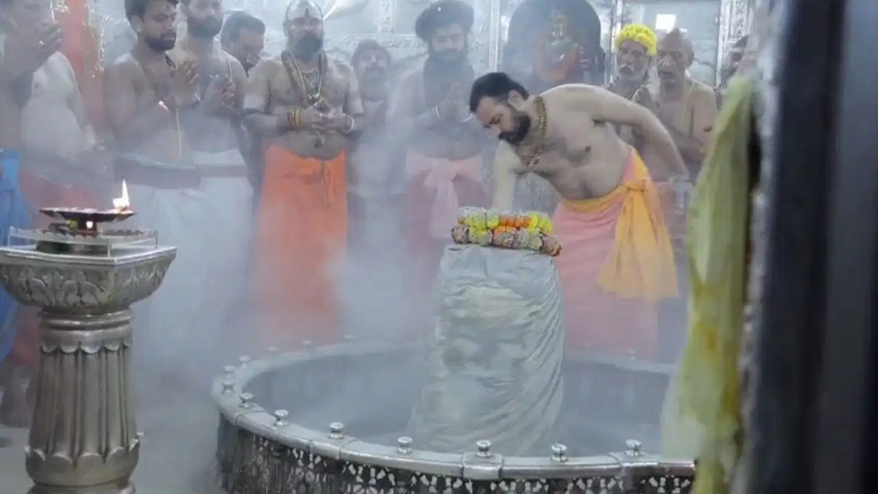 महाकाल की भस्म आरती का क्या है रहस्य? पहले शवों की राख की मान्यता, जानिए अब कैसे तैयार होती है पवित्र भस्म