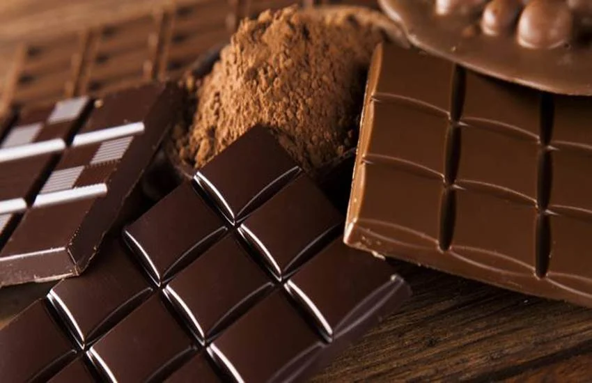 Dark Chocolate Benefits: डार्क चॉकलेट खाने से शरीर को मिल सकते हैं ये फायदे, खरीदते समय इन बातों का रखें ध्यान